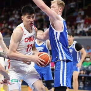 100-93！中国男篮又大逆转，央视解说员点名表扬4人，成赢球功臣